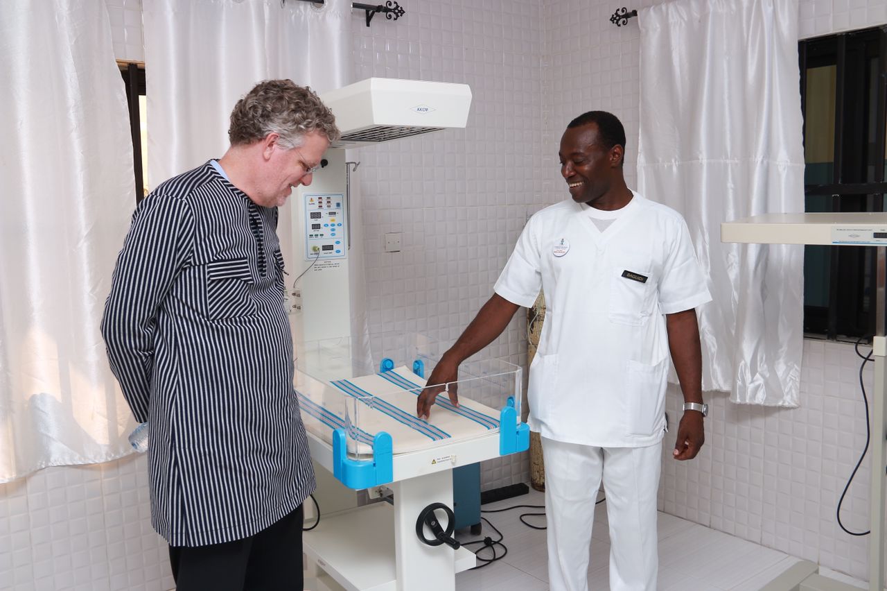 Carl Anderson, Représentant résident de l'USAID au Bénin et le Dr. Baguidi de la clinique AS de cœur de Parakou.